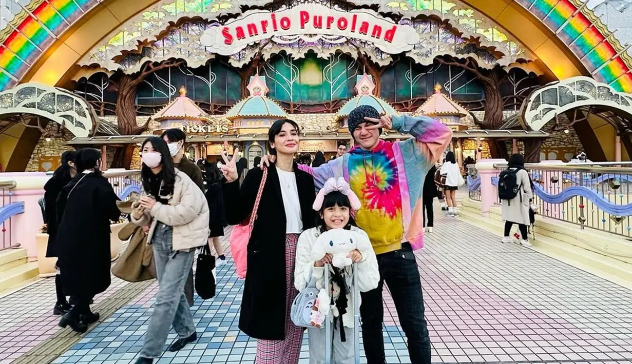 Melalui akun Instagram, Vino G. Bastian dan Marsha Timothy kerap mengunggah momen bersama sang anak. Ketiganya bahkan sering terlihat berlibur bersama. (Liputan6.com/IG/@marshatimothy)