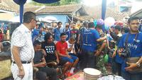 Tim Persib Bandung menyambangi Kampung Persib di Desa Cintamulya, Jatinangor, Kabupaten Sumedang, Sabtu (6/5/2017) sore. (Bola.com/Erwin Snaz)