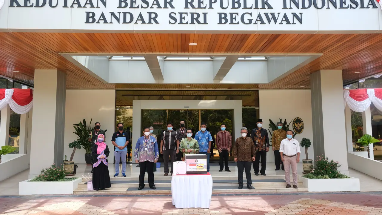 KBRI Brunei Darussalam memberikan donasi untuk menangani COVID-19. (Dok: Kemlu RI)