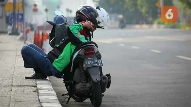 Ojol Menanti Order di Masa PSBB