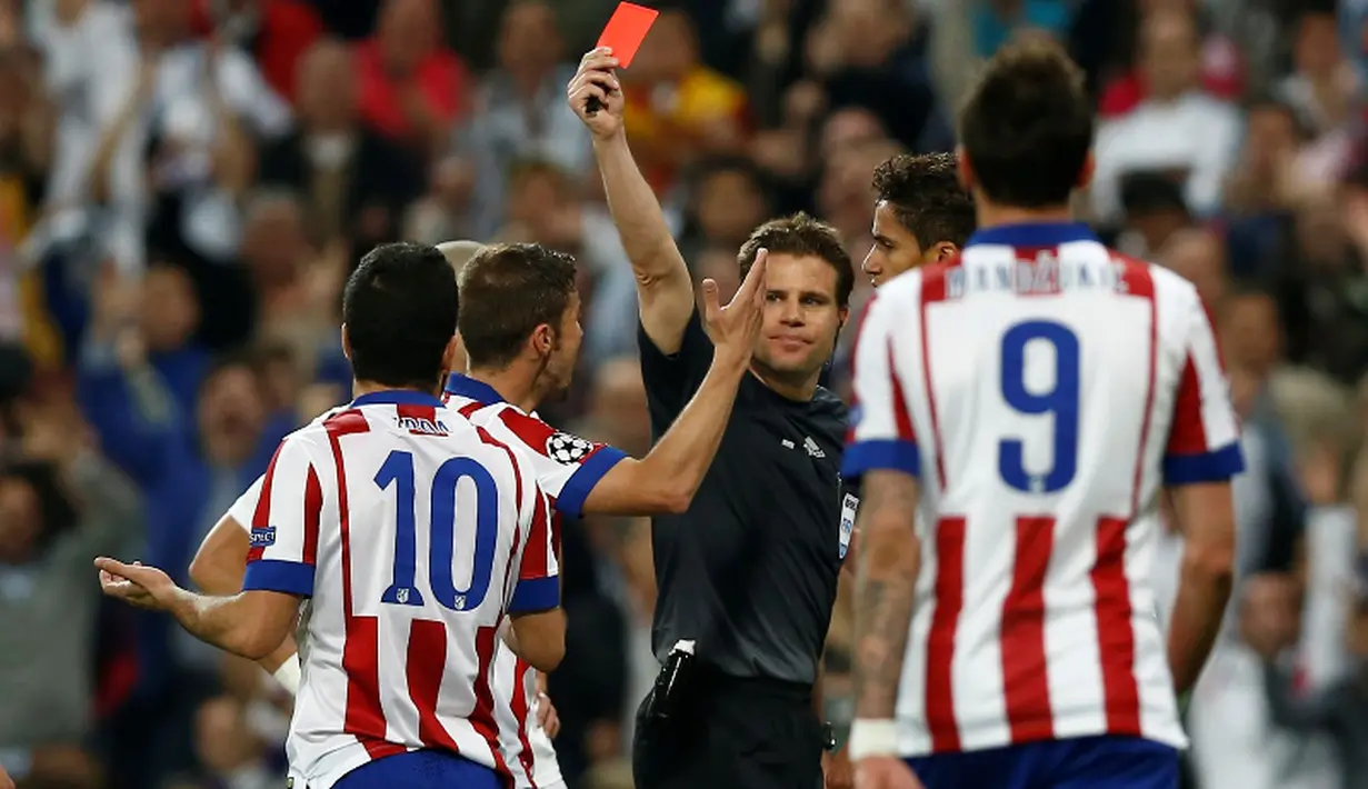 Atletico Madrid bermain dengan 10 orang menyusul kartu kuning kedua yang diterima Arda Turan pada menit ke-76. (AP Photo/Andres Kudacki)