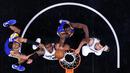Pebasket San Antonio Spurs, LaMarcus Aldridge, berebut rebound dengan pebasket Golden State Warriors, Draymond Green, pada laga final NBA Wilayah Barat di San Antonio, Sabtu (20/5/2017). Spurs kalah 108-120 dari Warriors. (AFP/Ronald Martinez)