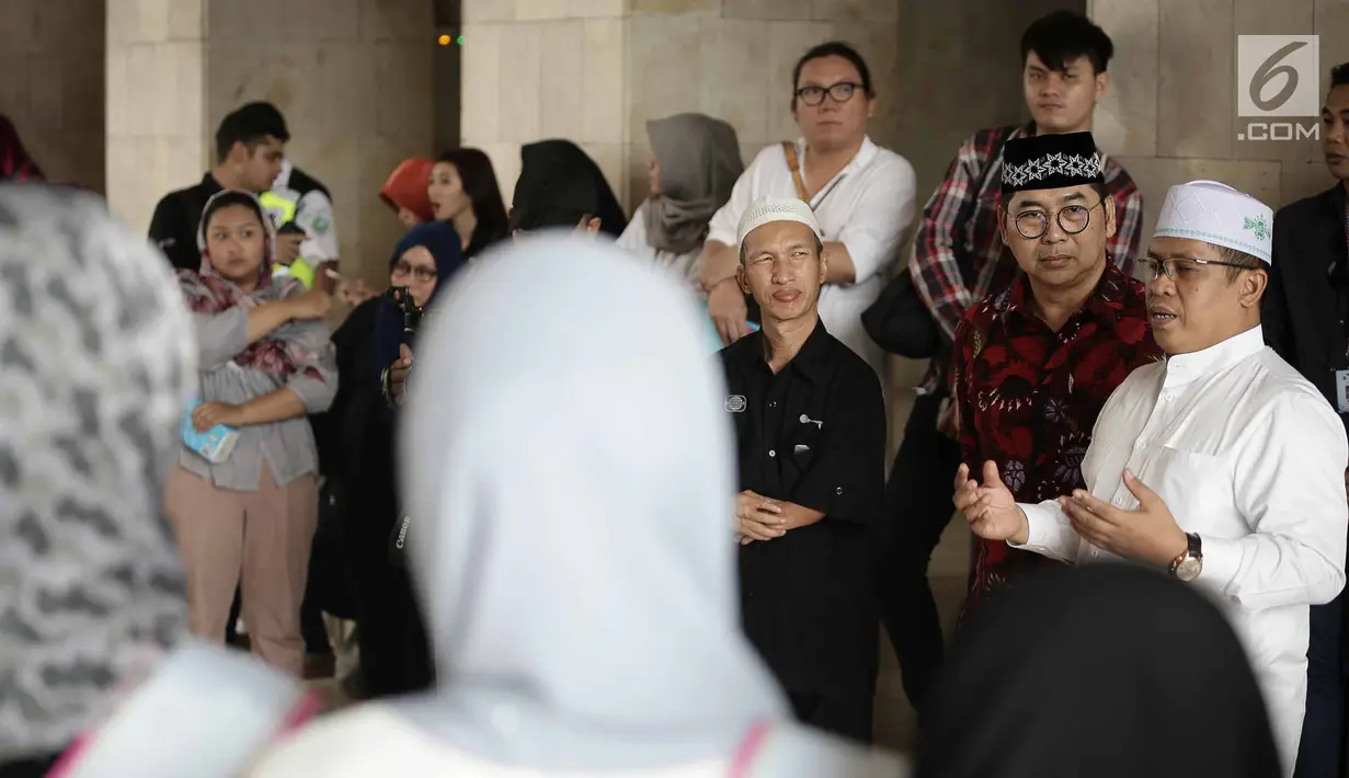Kepala Protokol Masjid Istiqlal, Abu Hurairah, Corporate Secretary SCM Gilang Iskandar bersama peserta Puteri Muslimah Asia 2018 saat tour Mesjid Istiqlal, Jakarta, Kamis (3/4). (Liputan6.com/Faizal Fanani)
