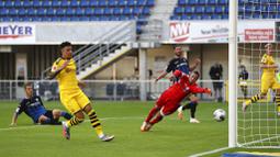 Penyerang Borussia Dortmund, Jadon Sancho, mencetak gol ke gawang SC Paderborn 07 pada laga Bundesliga di Stadion Benteler, Minggu (31/5/2020). Borussia Dortmund menang dengan skor 6-1 SC Paderborn 07. (AP/Lars Baron)