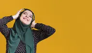 7 Ciri Khas Wanita yang Suka Mendengarkan Podcast, Ternyata Punya Karakter Unik