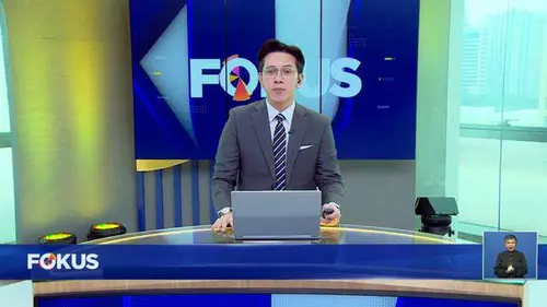 Fokus : Tim SAR Hanyut saat Mengevakuasi Warga di Bendung Lekopancing Maros