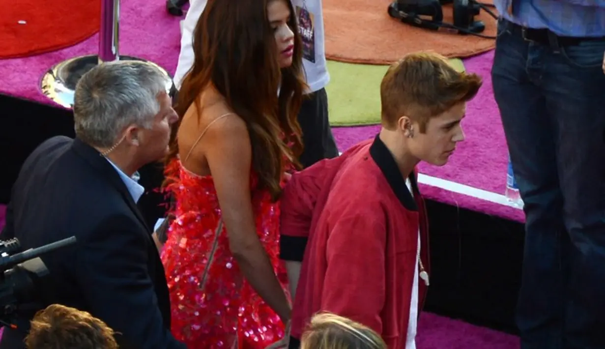 16 Desember, Selena dan Justin pergi dengan pesawat pribadi. Mereka terlihat menghabiskan waktu di Seattle, Washington. (ROBYN BECK  AFP)