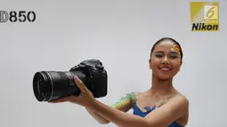 Model memperlihatkan kamera Nikon D850 saat peluncuran di Jakarta, Senin (29/1). Nikon D850 memiliki angka resolusi piksel efektif sebesar 45,7MP dengan rentang ISO 64-25.600. (Liputan6.com/Angga Yuniar)