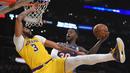 Pebasket New York Knicks, Julius Randle, memasukkan bola saat melawan Los Angeles Lakers pada laga NBA di Staples Center, Rabu (8/1/2020). LA Lakers  menang 117-87 atas Knicks. (AP/Mark J. Terrill)