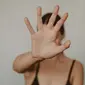 Ilustrasi seorang perempuan ekspresikan stop kekerasan seksual. (Sumber foto: Pexels.com).