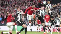 Gelandang Manchester United (MU) Casemiro menyundul bola untuk mencetak gol pembuka timnya ke gawang Newcastle United pada partai final Carabao Cup 2022/2023 di Stadion Wembley, Senin dini hari WIB (27/2/2023). MU tampil tangguh untuk membekuk Newcastle dengan skor meyakinkan 2-0 dan menjadi juara Carabao Cup 2022-2023. (AP Photo/Scott Heppell)