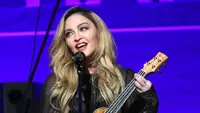Foto tersebut diambil saat dirinya tampil di panggung Brit Awards 2015, dan dia mengeditnya hingga terlihat seakan Hillary naik ke atas panggung bersamanya. (AFP/Bintang.com)