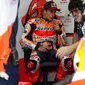 Pembalap Repsol Honda asal Spanyol Marc Marquez bersiap sebelum sesi latihan bebas pertama di Pertamina Mandalika International Street Circuit, Mandalika, Lombok Tengah, Nusa Tenggara Barat, Jumat (18/3/2022). (AP Photo/Achmad Ibrahim)