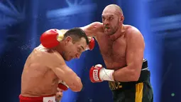 Pertandingan tinju antara Wladimir Klitschko melawan Tyson Fury, Dusseldorf, Minggu (29/11/2015). Tyson Fury berhasil mengalahkan dengan kemenangan angka mutlak. (Dailymail.co.uk)