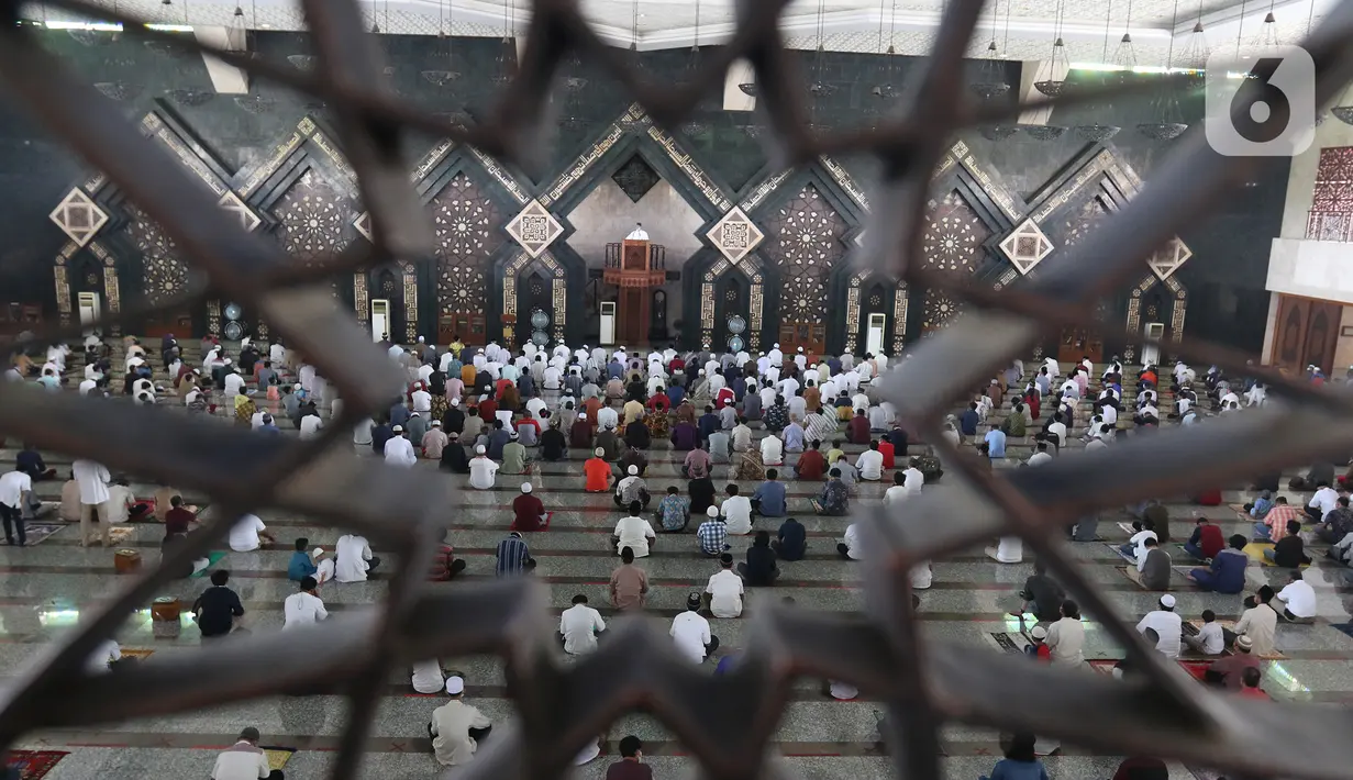 Suasana jemaah Salat Jumat di Masjid At-Tin, Jakarta, Jumat (13/08/2021). Pengurus Masjid At-Tin melakukan pembatasan jumlah jamaah secara terbatas yakni 25 persen dari total kapasitas serta mematuhi protokol kesehatan secara ketat. (Liputan6.com/Herman Zakharia)