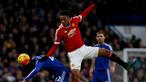 Pemain Chelsea, Willian (kiri), berebut bola dengan pemain Manchester United, Anthony Martial, dalam laga Liga Inggris di Stadion Stamford Bridge, London, (7/2/2016). (AFP/Ian Kington)