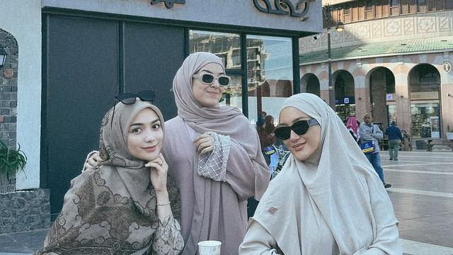 7 Potret Erica Putri Jalani Umrah dengan Sahabat, Fokus Ibadah dan Nikmati Quality Time  (instagram/ericaputrii).