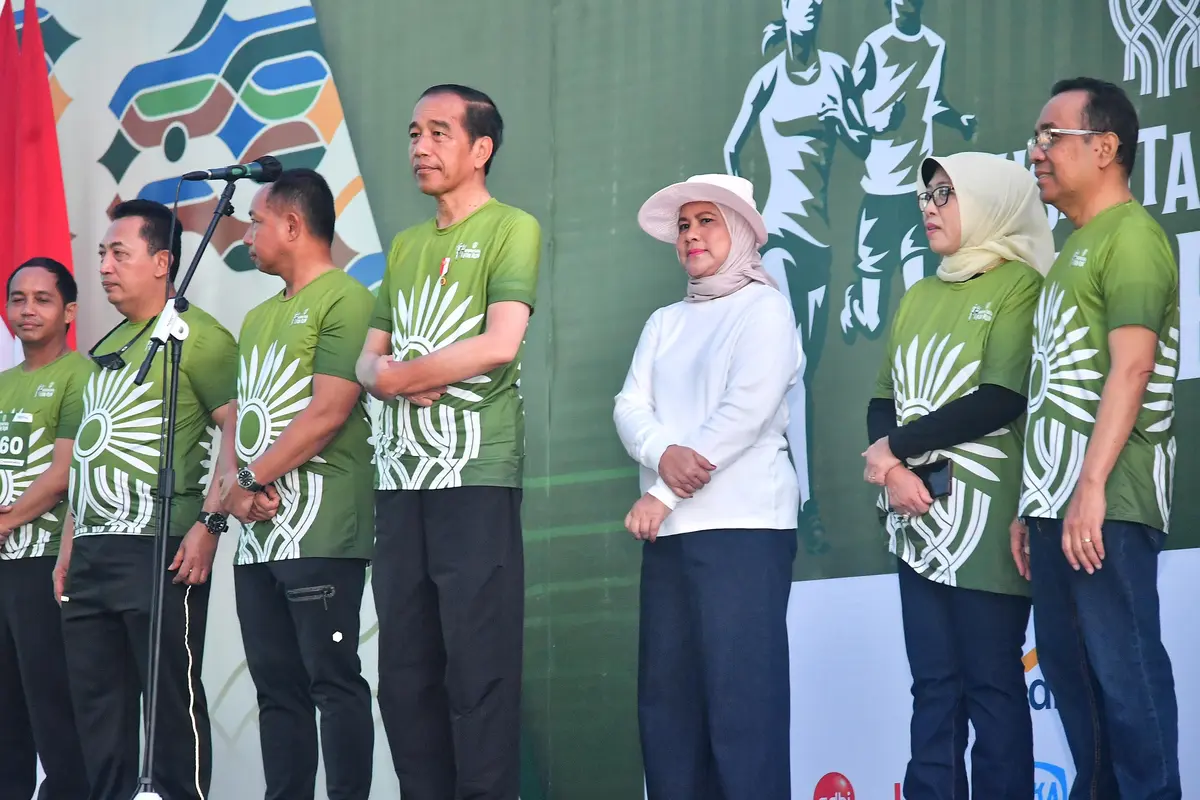 Presiden Joko Widodo atau Jokowi saat membuka Nusantara TNI Fun Run 2024 di Kawasan Ibu Kota Nusantara (IKN) pada Minggu (6/10/2024).
