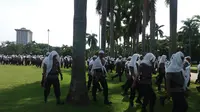 Polisi bersorban dan berpeci putih mengamankan demo 4 November di Jakarta. (Liputan6.com/Hanz Jimenez Salim)