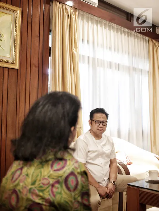 Ketua Umum PKB Muhaimin Iskandar atau Cak Imin berbincang dengan Pimpinan DPD RI GKR Hemas di kediamannya, Jakarta, Rabu (23/1). Kedatangan GKR Hemas untuk bertukar pikiran terkait Pilpres dan Pileg. (Liputan6.com/Faizal Fanani)