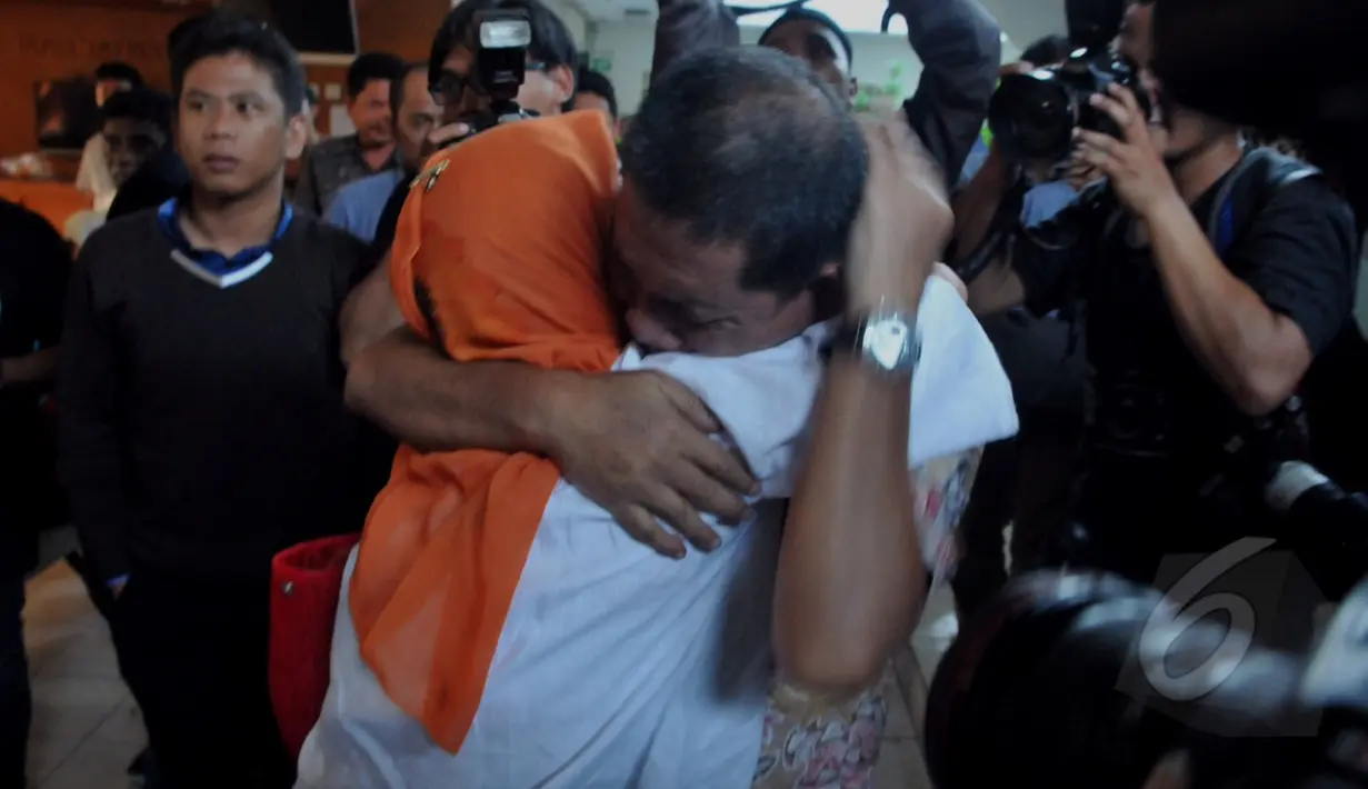 Pihak keluarga dari mantan Walikota Makassar Ilham Arief Sirajuddin menyambut bahagia dan haru keputusan hakim yang mengabulkan gugatan praperadilan, Jakarta,  Selasa (12/05/2015). (Liputan6.com/Andrian M Tunay)