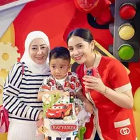 Nagita Slavina dan Raffi Ahmad merayakan ulang tahun putra keduanya, Rayyanza Ahmad Malik. Ulang tahun yang ketiga ini dirayakan dengan tema Lightning McQueen dari film animasi Cars [@raffinagita1717]