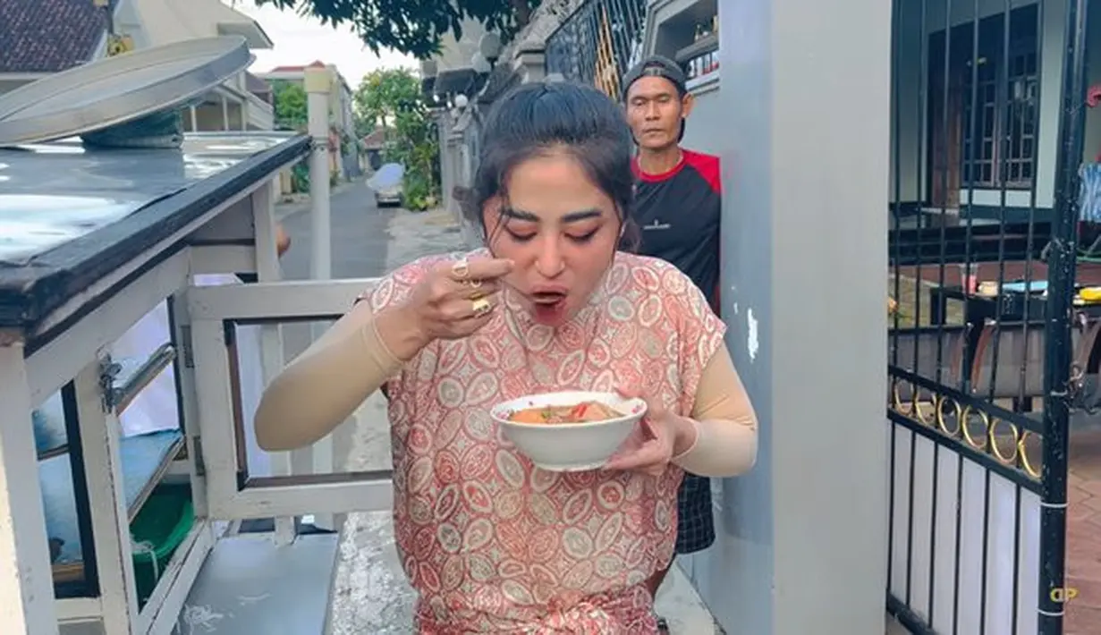 Pedangdut Dewi Perssik sedang membuat sendiri bakso yang dijual di depan rumah orangtuanya. Dewi Perssik memang sedang berada di kampung halamannya di Jember. (Youtube/Dewi Perssik)