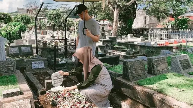 6 Momen Citra Kirana dan Keluarga Ziarah ke Makam Ayah, Sudah Kembali Tersenyum