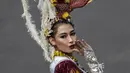 Seorang peserta mengenakan kostum dalam Jember Fashion Carnaval (JFC) di Jember, Provinsi Jawa Timur pada Minggu (4/8/2019). Kegiatan ini mengangkat tema 'tribal grandeur', dengan menghadirkan keagungan 8 suku di dunia. (Photo by JUNI KRISWANTO / AFP)
