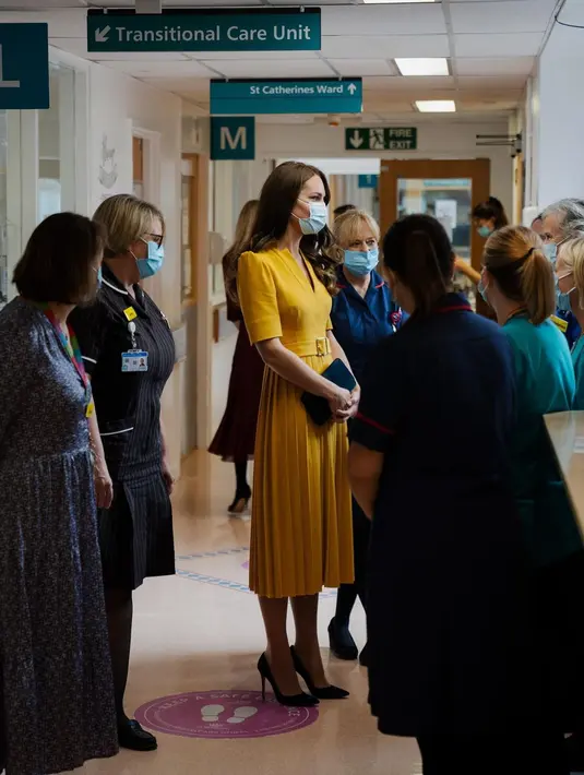 Mendiang Ratu Elizabeth II yang meninggal pada September 2022 sendiri sering berpakaian seperti ini agar terlihat menonjol.