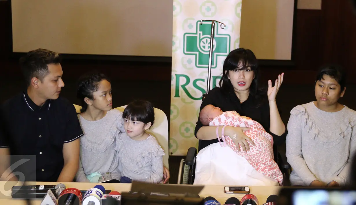 Ussy Sulistiawaty (kedua kanan) memberikan keterangan pers usai kelahiran anak ke-4 mereka di RS Pondok Indah, Jakarta, Senin (6/3). Ussy memberi nama anak keempatnya. Sheva Elmira Lorrenia. (Liputan6.com/Herman Zakharia)