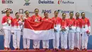 Tim renang indah Indonesia berpose dengan medali perunggu SEA Games 2015. Medali emas diraih tuan rumah Singapura dan perak oleh Malaysia. (Bola.com/Arief Bagus)