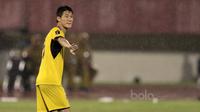 Pemain Mintra Kukar asal Korea Selatan, Oh In Kyun saat beralaga melawan Persib Bandung pada Piala Presiden 2017. (Bola.com/Nicklas Hanoatubun)