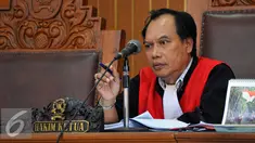 Hakim tunggal, Amat Khusairi saat memimpin sidang praperadilan Ilham Arief Sirajuddin di Pengadilan negeri Jaksel, Jumat (3/7/2015). Agenda sidang menghadirkan saksi fakta dan penyerahan berkas oleh tim kuasa hukum KPK. (Liputan6.com/Yoppy Renato)