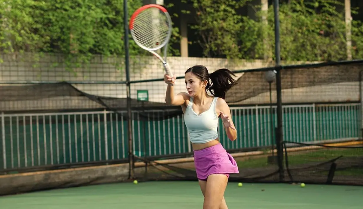Salah satu olahraga yang digeluti olehnya ialah tenis lapangan. Wanita kelahiran 29 Agustus 1987 ini kerap mengunggah foto ataupun video saat bermain tenis lapangan. (Liputan6.com/IG/@kiranalarasati)