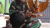 Danramil 04 Ciledug Kodim 0506 Tangerang, Kapten Infanteri Tarsan tengah memberikan pemahaman Pancasila kepada anak-anak di Kampung Pancasila, Karang Tengah, Kota Tangerang, Selasa (1/6/2021). (Liputan6.com/Angga Yuniar)