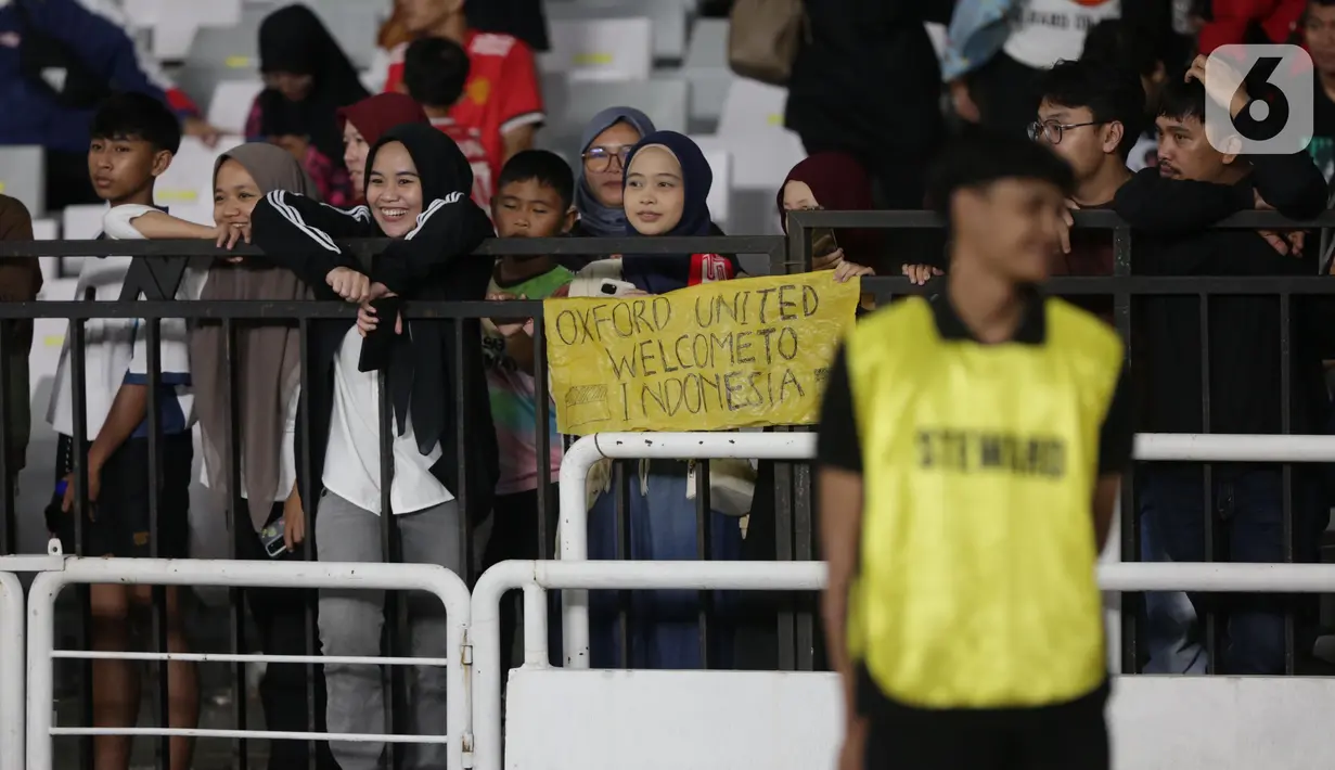 Ribuan penonton menyaksikan laga perdana Grup A Piala Presiden 2025 antara Oxford United melawan Liga Indonesia All Star. (Liputan6.com/Helmi Fithriansyah)