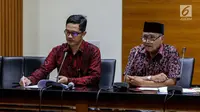 Ketua KPK Agus Rahardjo (kanan) didampingi juru bicara KPK Febri Diansyah (kiri) memberi keterangan terkait barang bukti hasil operasi tangkap tangan (OTT) di Kalimantan Selatan dan Surabaya di gedung KPK, Jakarta, Jumat (5/1).(Liputan6.com/Faizal Fanani)