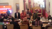  Para pagiat minat baca memberikan tas khas Papua, Noken kepada Jokowi (Liputan6.com/Ahmad Romadoni)