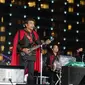 Penampilan Rhoma Irama saat konser Happy New Year 2020 di Bundaran HI, Jakarta, Selasa (31/12/2019). Raja Dangdut Rhoma Irama dan Soneta Group menjadi band utama yang mengiringi musik legendarisnya di konser tersebut. (Liputan6.com/Herman Zakharia)