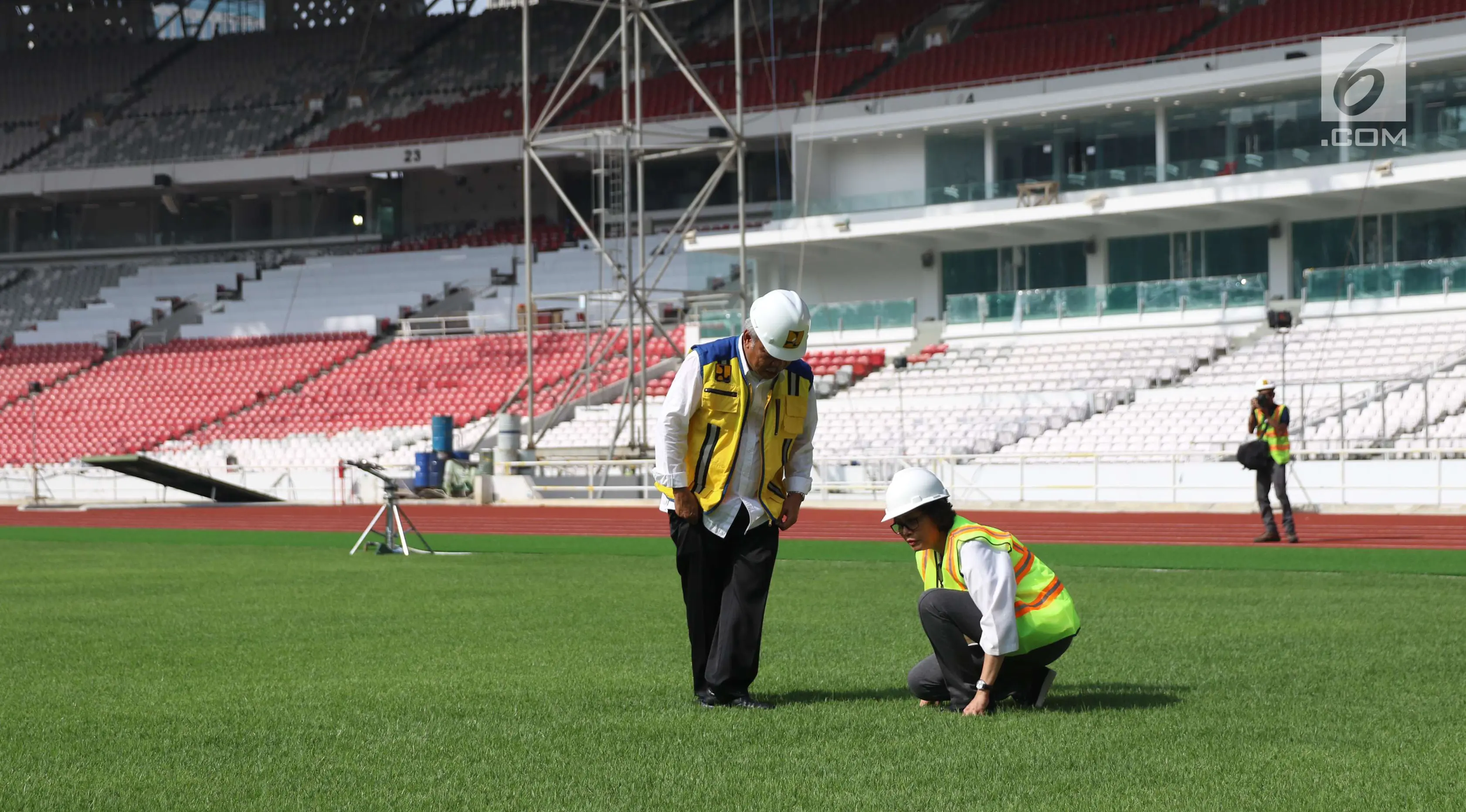 Menkeu Sri Mulyani dan Menteri PUPR Basuki Hadimuljono meninjau kondisi rumput lapangan Stadion Utama Gelora Bung Karno di Senayan, Kamis (23/11). Sri Mulyani dan Menteri Basuki mengunjungi sejumlah venue Asian Games 2018. (Liputan6.com/Angga Yuniar)