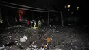 Ledakan juga terdengar di Kyiv, ibu kota Ukraina, serta di wilayah barat Lviv. Tampak dalam foto, polisi mengamati kawah akibat serangan Rusia di lingkungan perumahan di Kryvyi Rih, Ukraina, Kamis, 8 Januari 2026. (AP Photo/Mykola Myrnyi)
