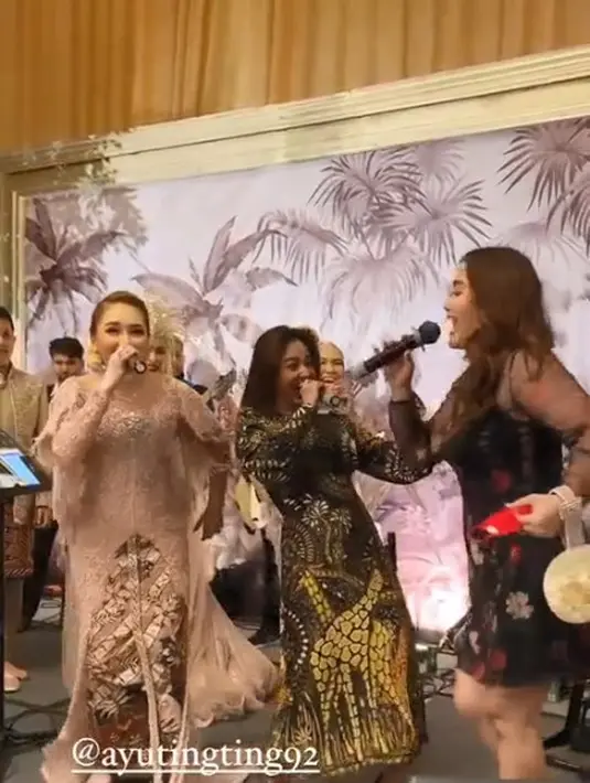 Tak lupa Depe, Vega dan Ayu nyanyi bareng di panggung untuk menghibur mempelai dan para tamu undangan. (Instagram @dewiperssikreal.new)
