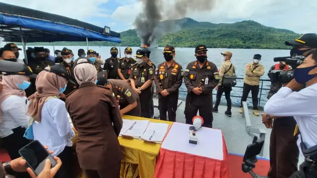 Kejagung kembali melakukan pemusnahan terhadap 10 kapal penangkap ikan asal Vietnam yang melanggar hukum di Indonesia. (Dok Kejaksaan Agung)