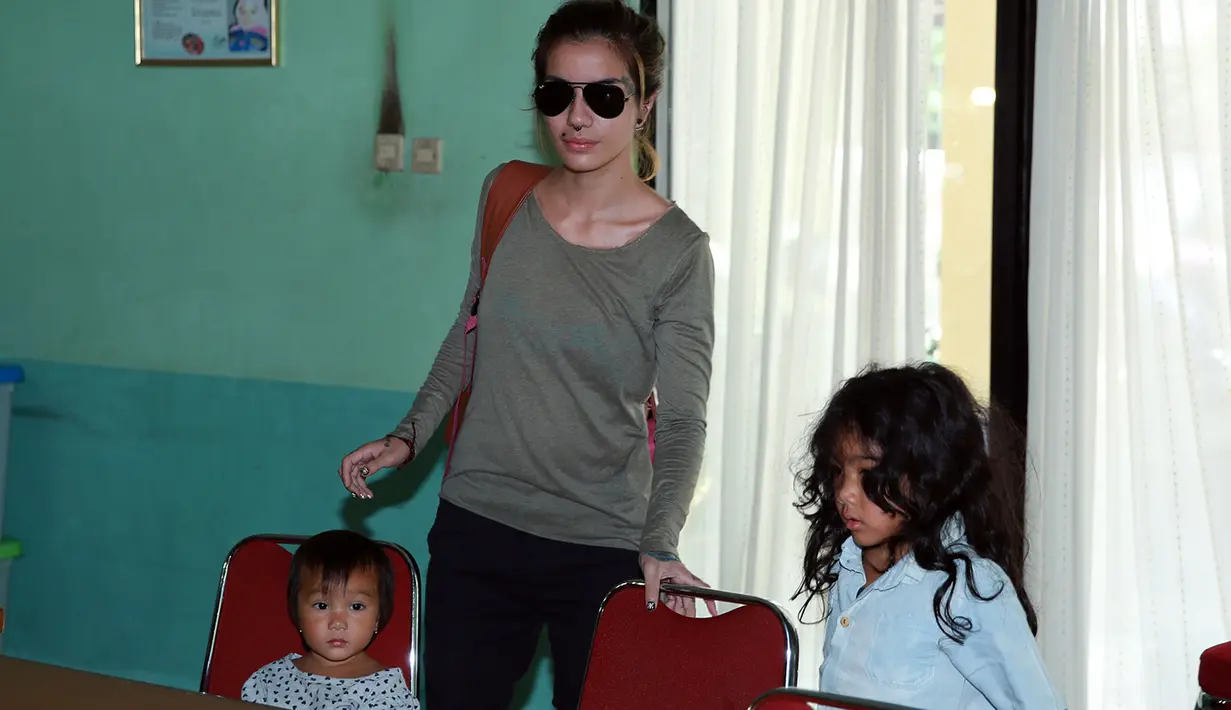 Setelah resmi pisah ranjang dengan suaminya, Kiki Mirano tidak lagi memberikan nafkah pada Sheila dan kedua anaknya. (Deki Prayoga/Bintang.com)