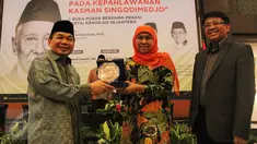 Ketua Fraksi PKS DPR Jazuli Juwaini (kiri) bersama Presiden PKS M Sohibul Iman (kanan) menyerahkan cinderamata kepada Mensos Khofifah Indar Parawansa usai acara seminar dan buka puasa bersama F-PKS DPR di Jakarta, Kamis (16/6). (Liputan6.com/Fery Pradolo)