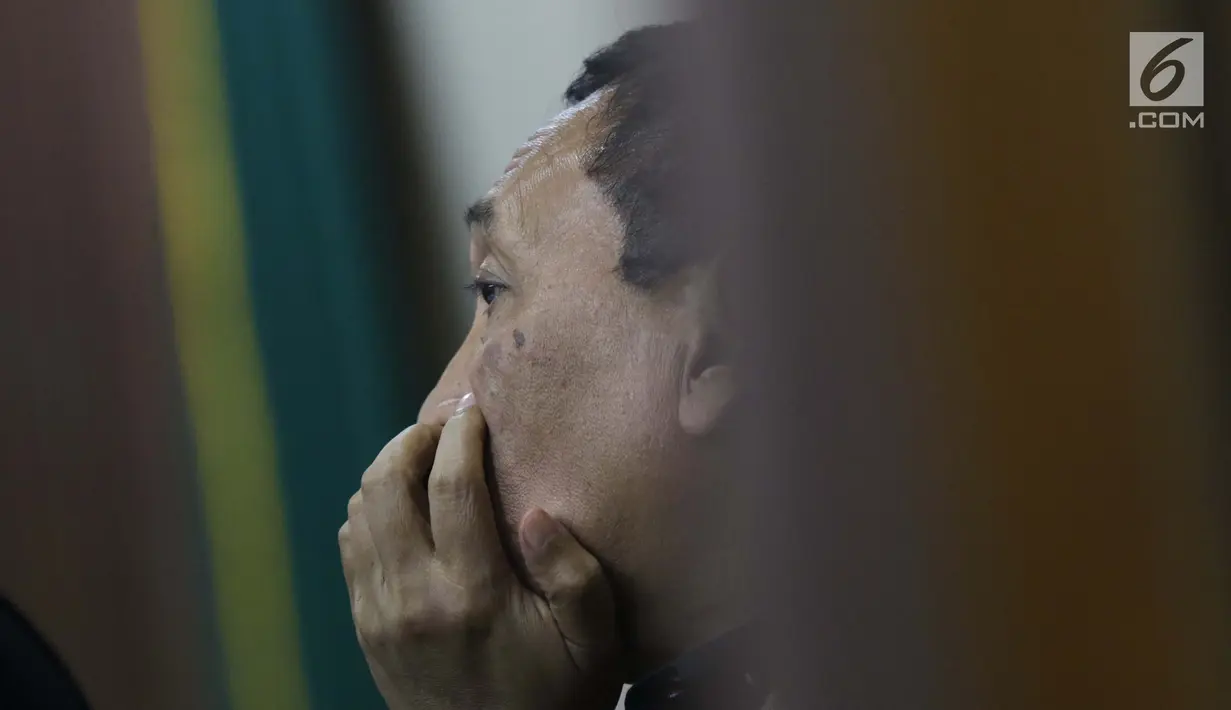Terdakwa kasus suap dana hibah dari Kemenpora kepada KONI, Ending Fuad Hamidy saat mengikuti sidang lanjutan di Pengadilan Tipikor Jakarta, Kamis (25/4). Sidang mendengar keterangan saksi-saksi, termasuk Asisten Pribadi Menpora Imam Nahrawi, Miftahul Ulum. (Liputan6.com/Helmi Fithriansyah)