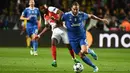 Striker Juventus, Gonzalo Higuain, berusaha melewati gelandang Monaco, Thomas Lemar, pada laga Liga Champions di Stadion Stade Louis II, Monaco, Rabu (3/5/2017). Monaco kalah 0-2 dari Juventus. (AFP/Boris Horvat)