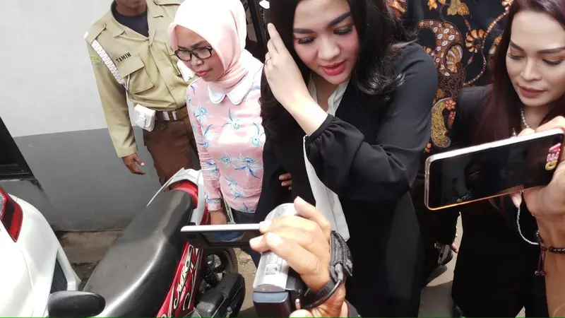 Artis Vicky Shu menyambangi Pengadilan Negeri Depok untuk menjadi saksi kasus First Travel