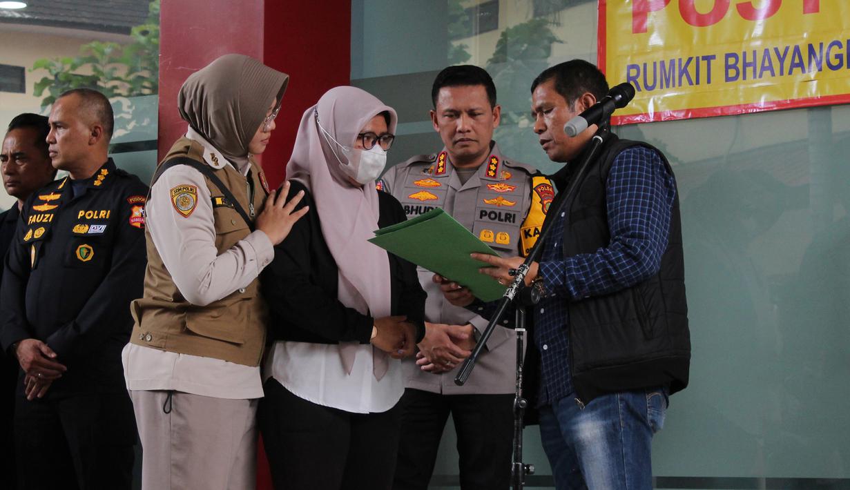 Hari ini, Rabu (10/12), jumlah korban tewas yang teridentifikasi bertambah 7 orang dan langsung diserahkan ke pihak keluarga. Tampak dalam foto, pihak keluarga dan kerabat korban kebakaran Gedung Terra Drone melakukan serah terima jenazah di Rumah Sakit Bhayangkara R. Said Sukanto atau RS Polri Kramat Jati, Jakarta, Rabu (10/12/2025). (merdeka.com/magang/Rendi Saputra)